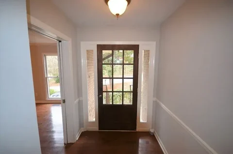 1444 McKinley Ave - Entryway