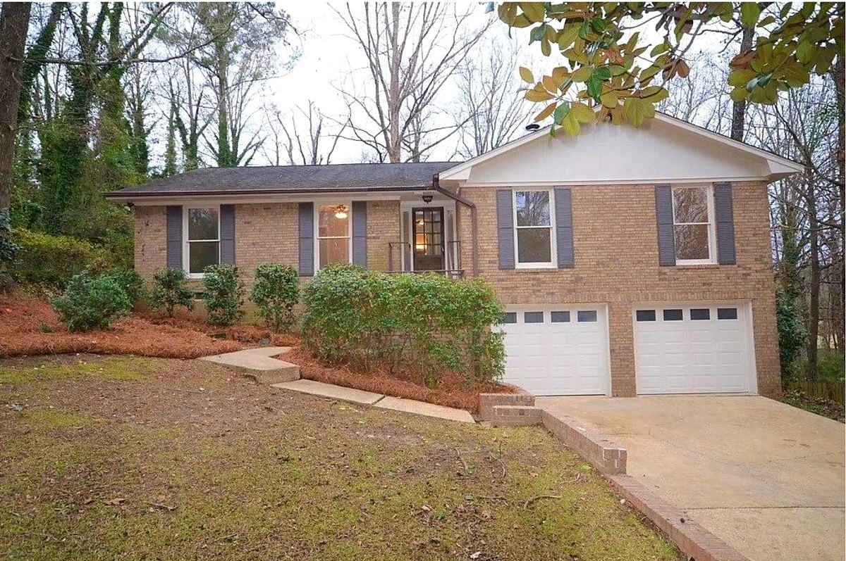 Single story rental home with a driveway