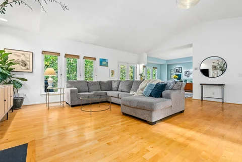 351 Butternut Dr - Living room