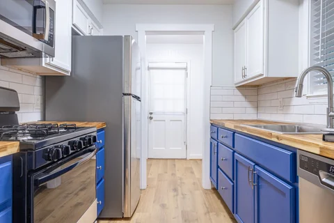 555 Pride Ave - Kitchen & range