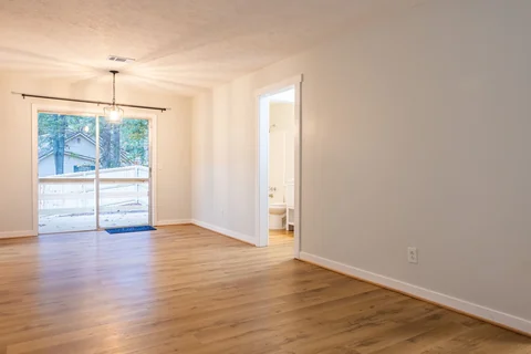 555 Pride Ave - Living area