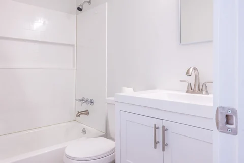 555 Pride Ave - Tub & shower