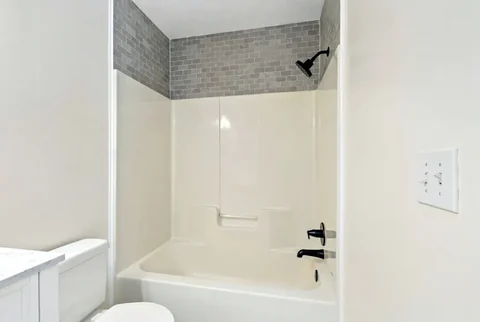 770 Whitaker Lane - Tub & shower