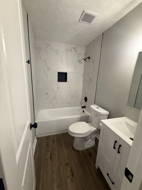 924 Pleasant Ave - Bathroom