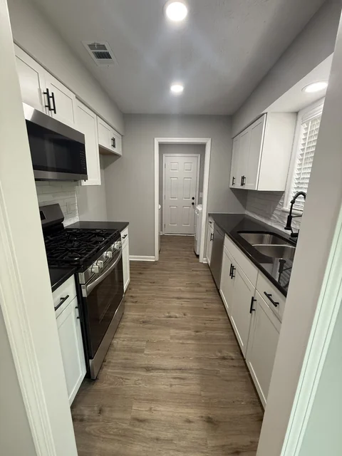924 Pleasant Ave - Kitchen