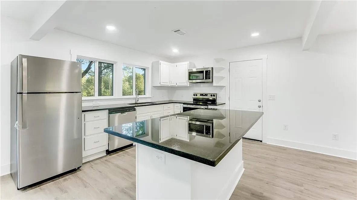932 Pleasant Ave photo 4