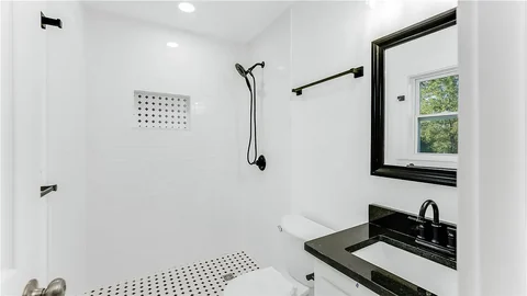 932 Pleasant Ave - Bathroom & tiled shower