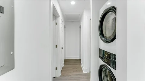 932 Pleasant Ave - In-unit washer & dryer