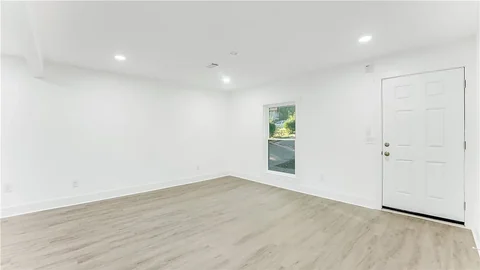 932 Pleasant Ave - Living area