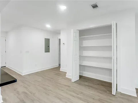932 Pleasant Ave - Living area