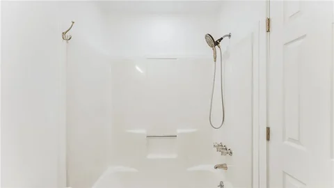 932 Pleasant Ave - Walk-in shower